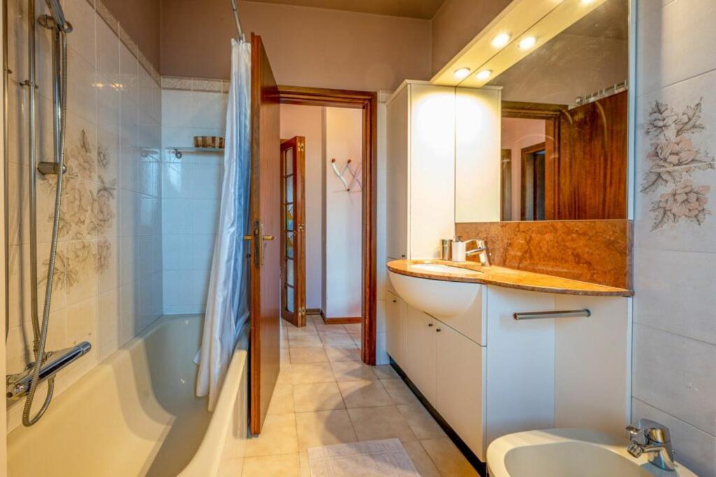 Villa Iris -Pet Friendly Stay - Garden - Private Parking- Bike Friendly Holiday House Colico Exteriör bild