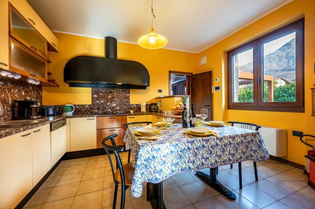 Villa Iris -Pet Friendly Stay - Garden - Private Parking- Bike Friendly Holiday House Colico Exteriör bild