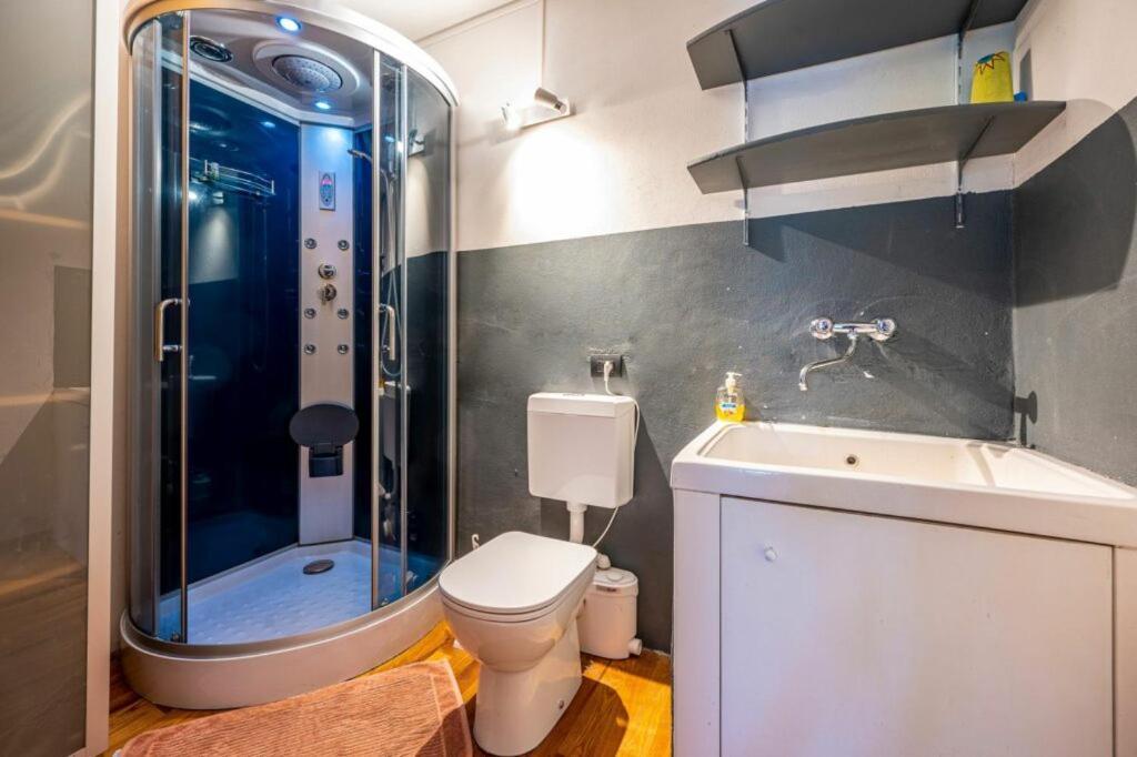 Villa Iris -Pet Friendly Stay - Garden - Private Parking- Bike Friendly Holiday House Colico Exteriör bild