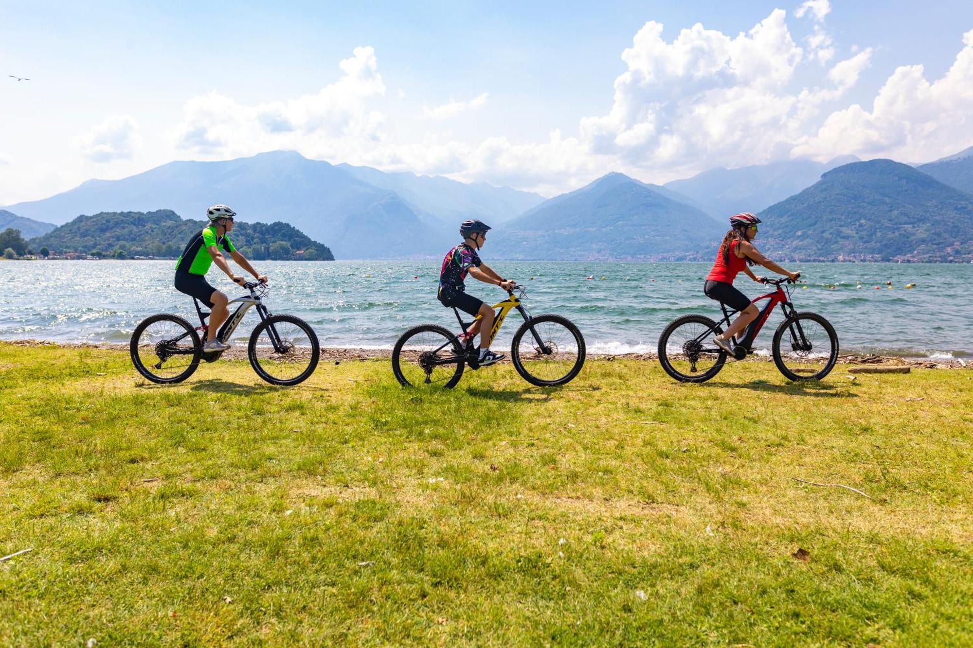 Villa Iris -Pet Friendly Stay - Garden - Private Parking- Bike Friendly Holiday House Colico Exteriör bild